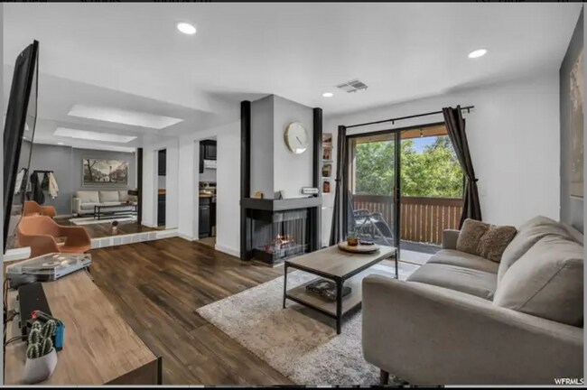 Top floor unit - 6881 S Countrywoods Cir Apartment