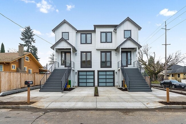 Building Photo - Luxurious University Park townhome near St Johns