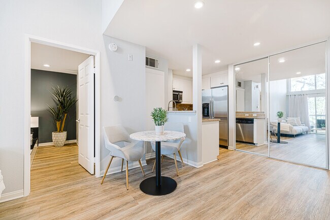Building Photo - 5535 Canoga Ave