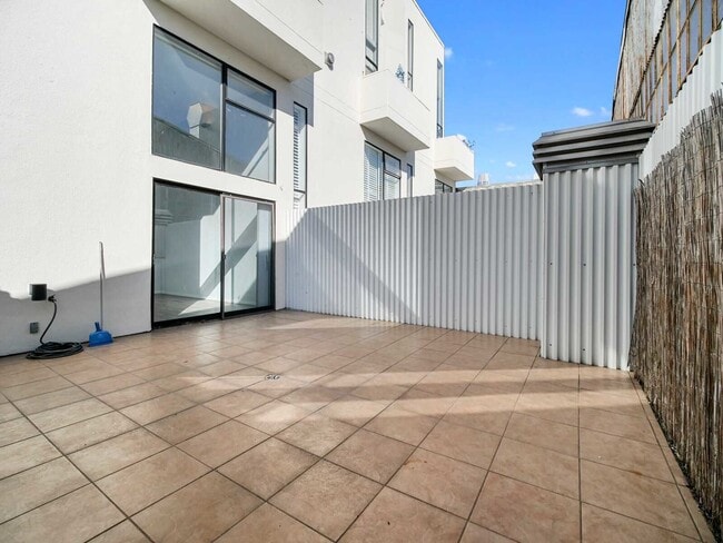 Building Photo - 469 Clementina St