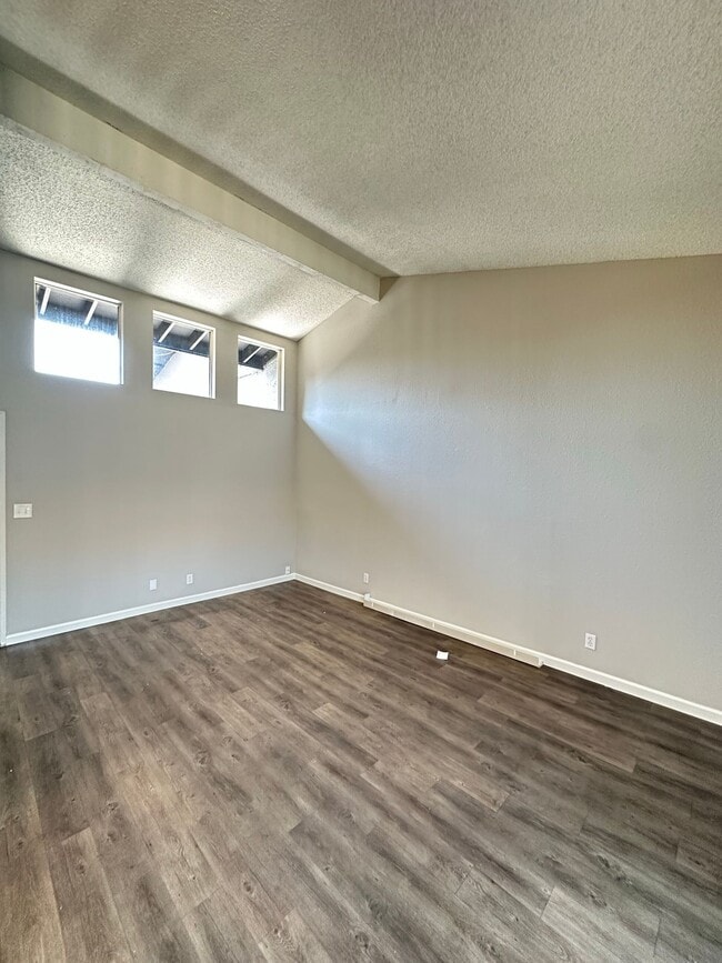 Building Photo - 5092 Pearce Dr
