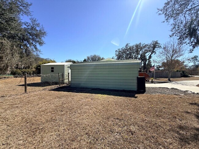Building Photo - Super Cute 2/2 on almost half acre!