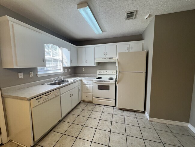 Foto del edificio - 240 Runnymeade Dr