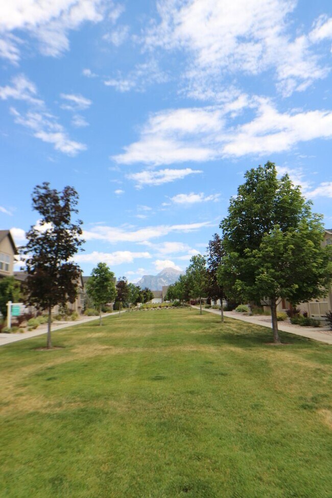 Building Photo - Gorgeous 5 Bedroom 3 Bathroom home in Lehi