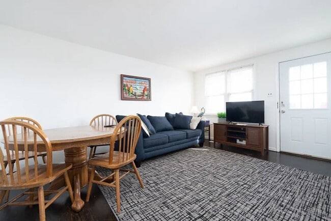 Building Photo - BEACH BLOCK - 2 Bed / 1 Bath - WINTER RENT...
