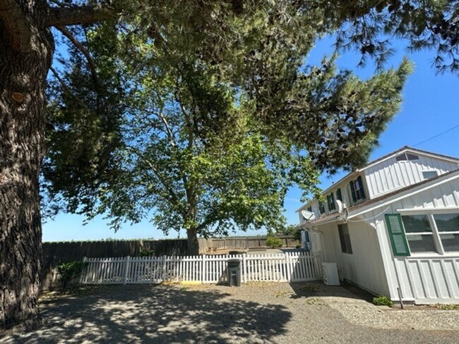 Foto del edificio - Country Elegance: Expansive 3-Bed, 4-Bath ...