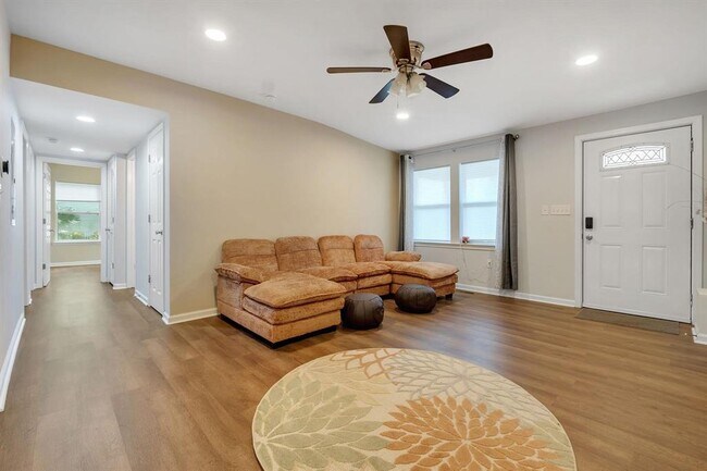 Foto del edificio - 799 S Pat Thomas Pkwy