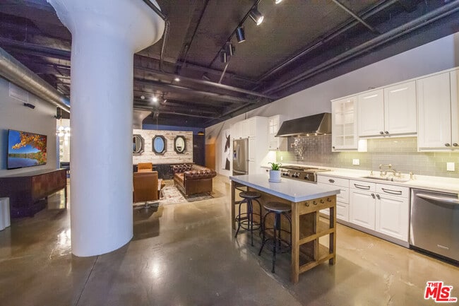 Building Photo - 530 Molino St