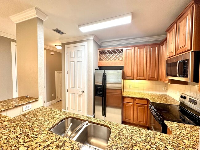 Building Photo - Spacious 3Bed/2.5Bath Townhouse in Quiet N...