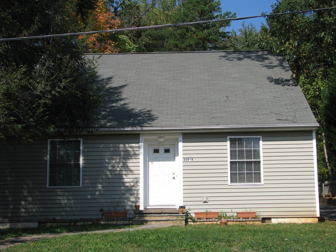 220 Shamrock Rd Unit Apt B, Charlottesville, VA 22903 Room for Rent