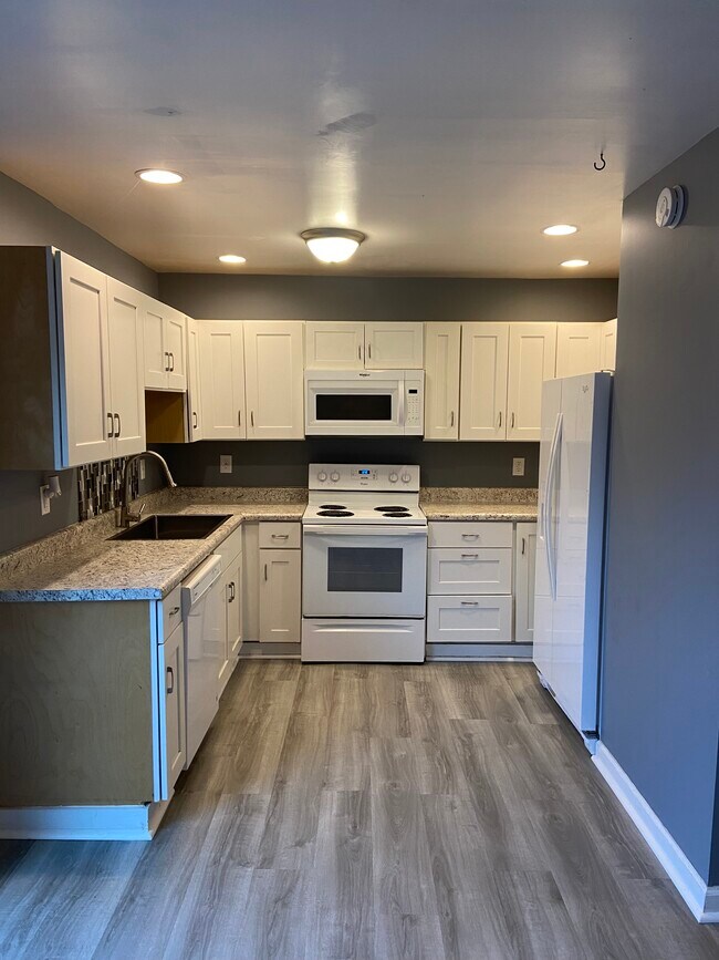 Building Photo - 6610 Vandre Ave