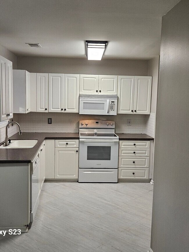 Foto del edificio - 4 Bedroom Single Family Home in Greenville