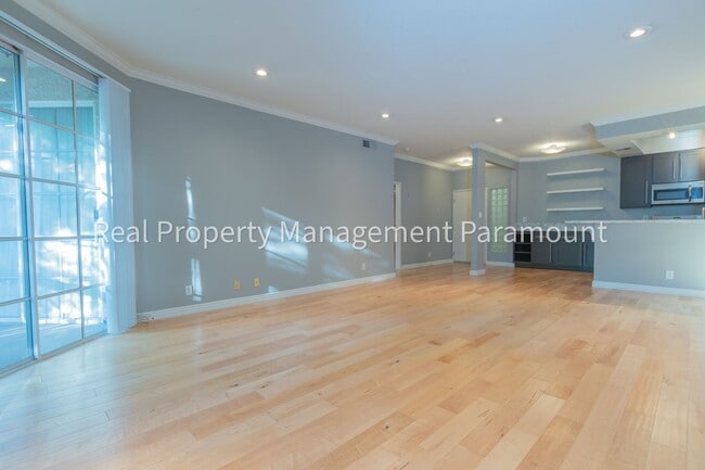 Building Photo - Don't miss out! 2 Bed 2 bath ready to go!