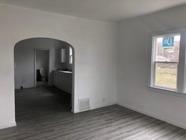 Building Photo - 820 Sherman Ave