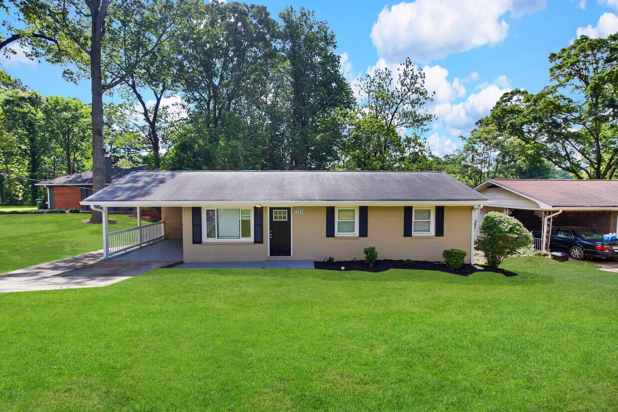 Foto principal - 3226 Browns Mill Rd Se