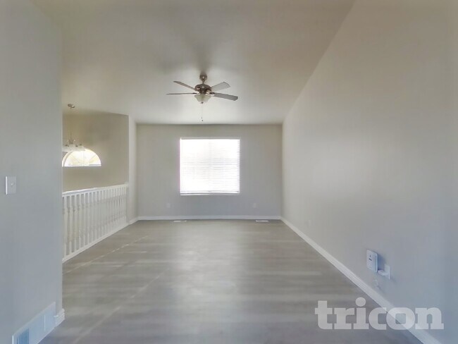 Foto del edificio - 5447 Midland Dr