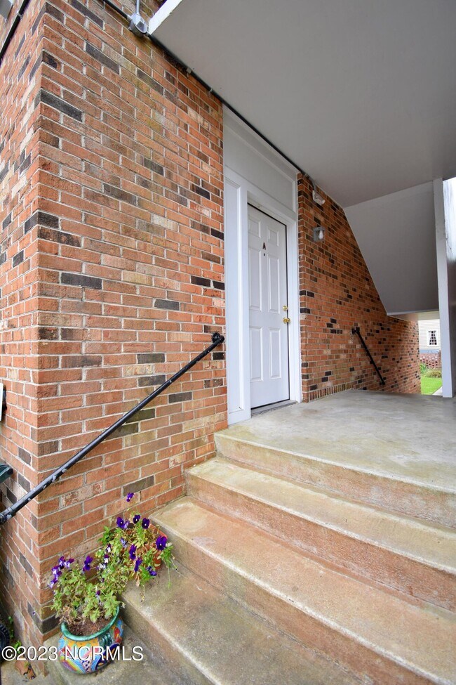 Building Photo - 228 Linden St