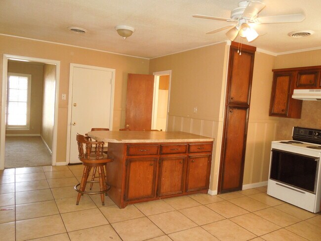 Building Photo - 3020 49th - Available July 16th