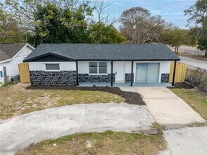 Building Photo - 4012 Valencia Dr