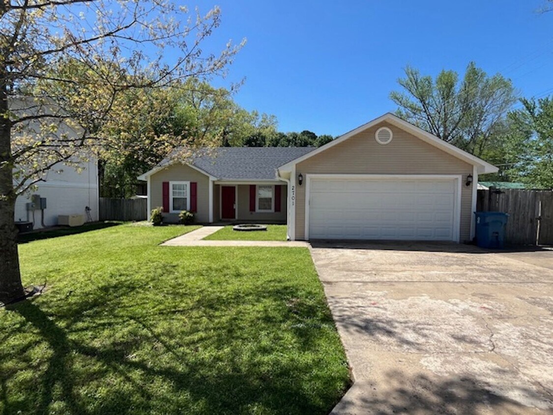 Primary Photo - Nice Benton 3 bedroom 2 bathroom house.