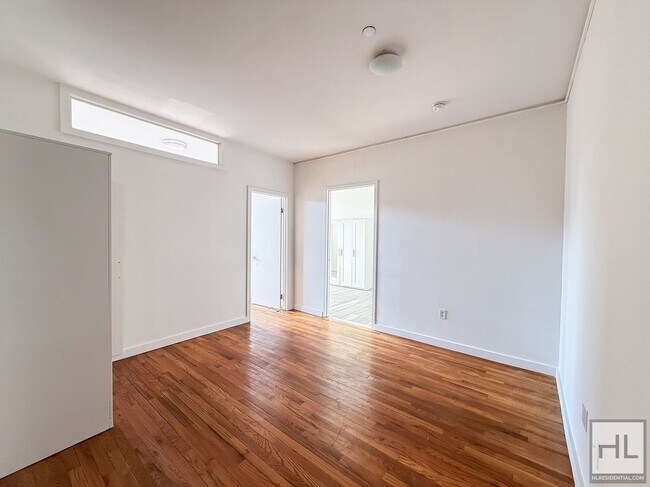 Foto del edificio - NOLL STREET / Bushwick 3-Bed 2-Bath