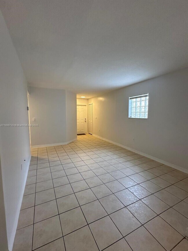 Building Photo - 1270 SE 28th Ct