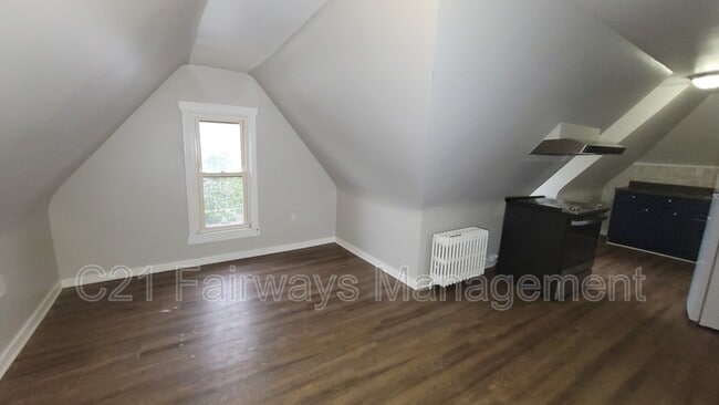 Building Photo - 208 Thompson St