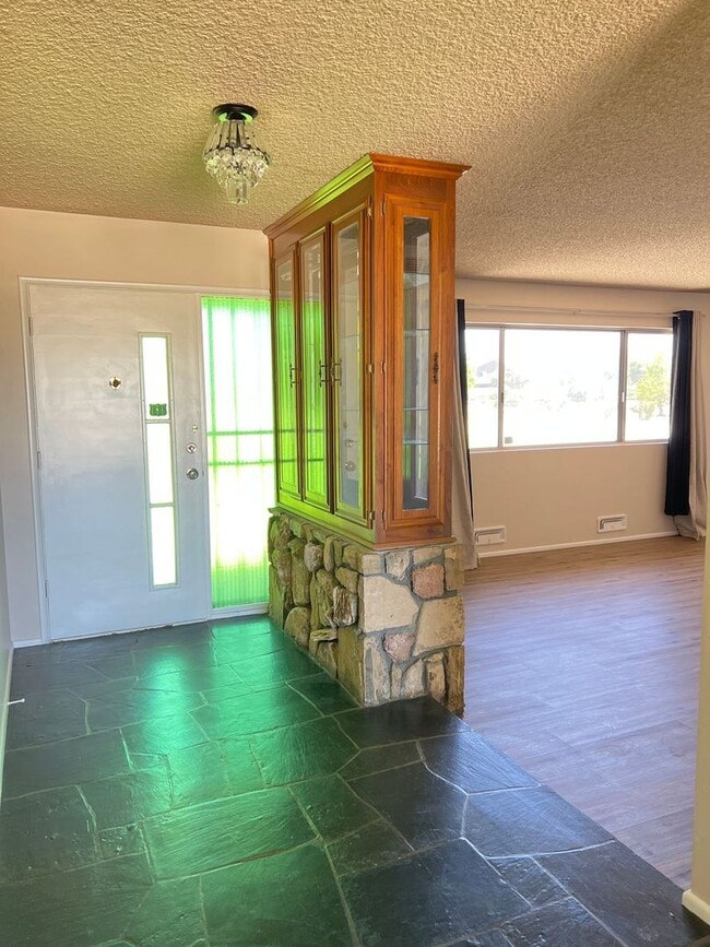 Building Photo - Northwest Bakersfield