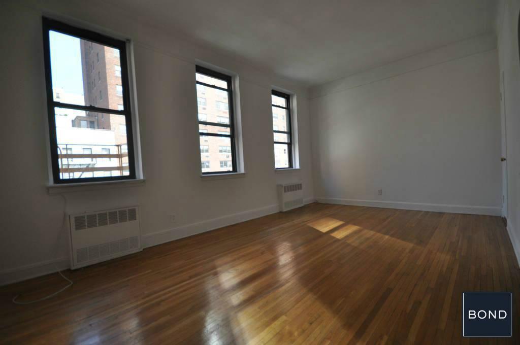 Building Photo - 201 E 76th St