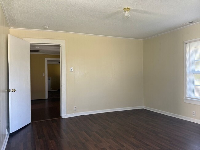 Building Photo - AMAZING LOCATION, Ranch Home Downtown Smit...