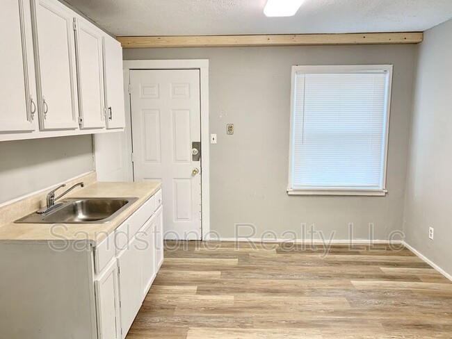 Building Photo - 908-916 N Central Dr
