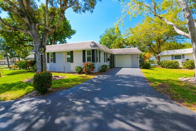 Building Photo - ***ANNUAL RENTAL*** 2BEDS/2BATHS***DOWNTOW...