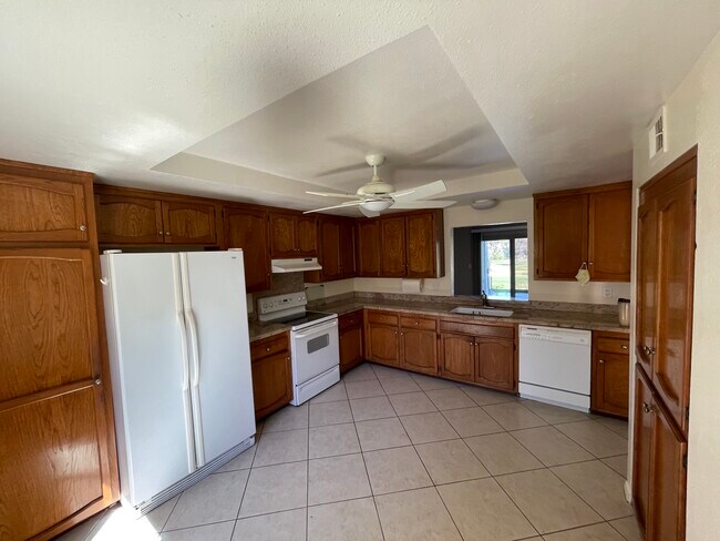 Kitchen, pantry, and appliances - 12086 Caminito Campana