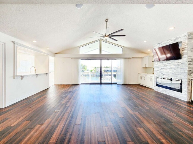 Foto del edificio - "3-Bed, 3-Bath Gem in New Port Richey with 2,233 Sq Ft of Living Space!"
