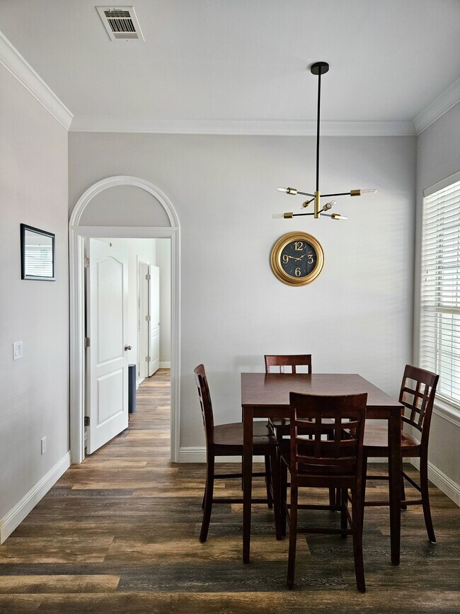 Foto del edificio - 4035 Broken Arrow Ct
