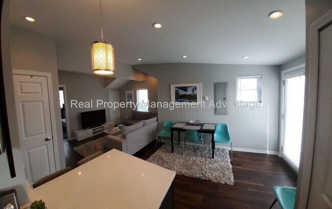 Building Photo - 340 E. Cambourne.