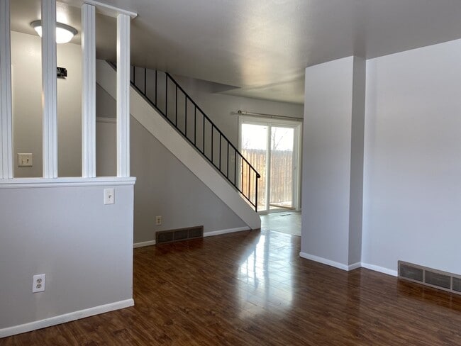 Building Photo - Cozy 3 Bed/1.5 Bath Duplex with Fenced Yard and 1 Car Garage