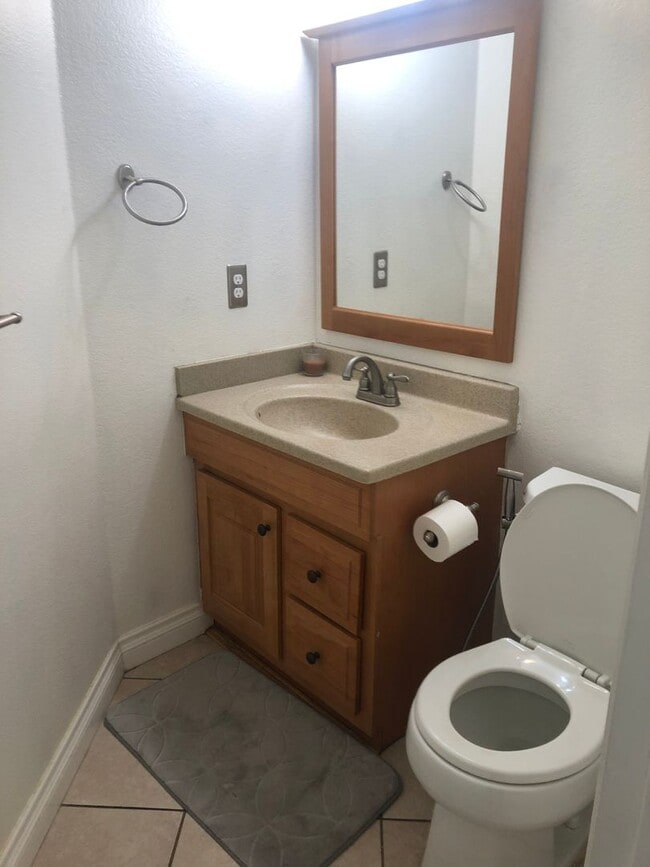 Building Photo - AMAZING 2 BEDROOM AND 2.5 BATHROOMS TOWNHO...