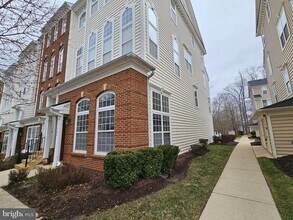 Building Photo - 922 Pine Forest Ln