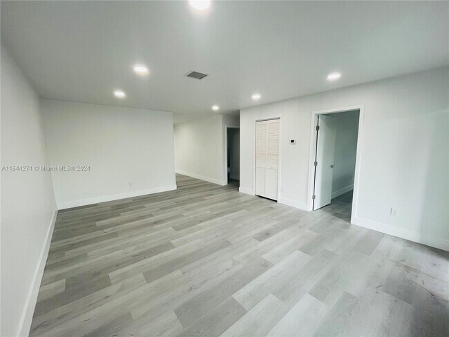Foto del edificio - 5130 NE 17th Terrace