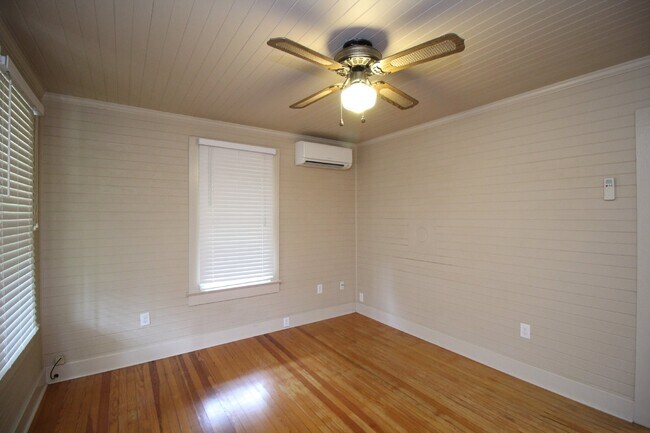 Building Photo - Charming 2BR Bungalow Near Downtown, Beach...