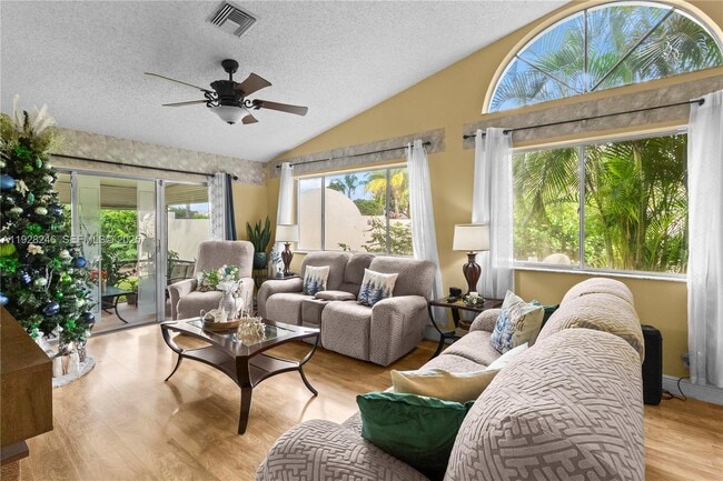 Foto del edificio - 7464 Pinewalk Dr S