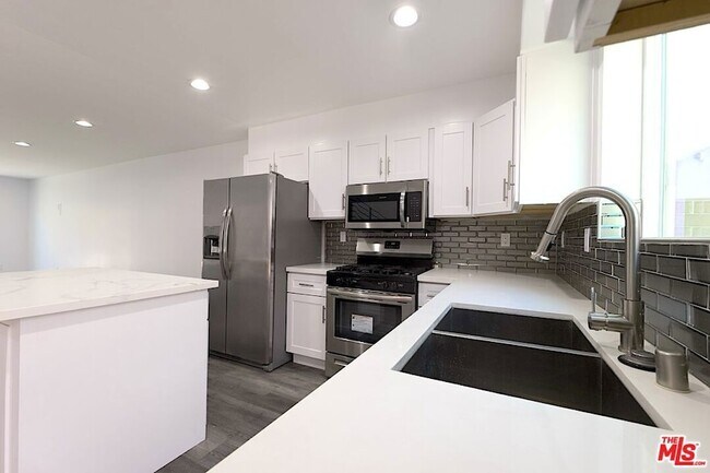 Foto del edificio - 17610 Sherman Way