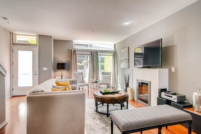 Building Photo - 2 Bedroom Loft Style Townhome Near Microsoft!