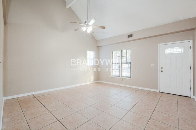 Foto del edificio - 700 E 7th St