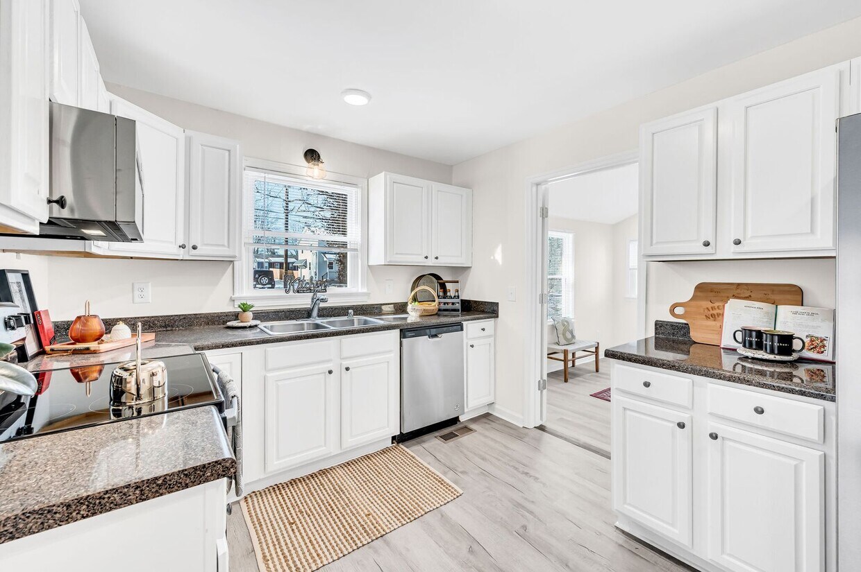 Foto principal - 3 Bed 2 Bath House w/Fenced Yard in East N...