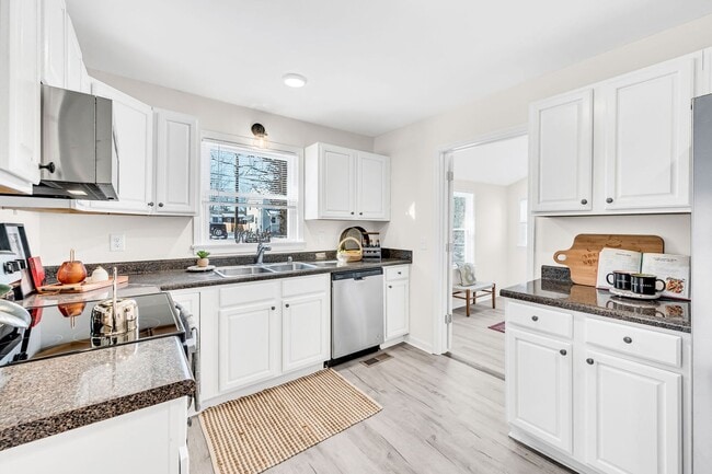 3 Bed 2 Bath House w/Fenced Yard in East N... - 3 Bed 2 Bath House w/Fenced Yard in East N...
