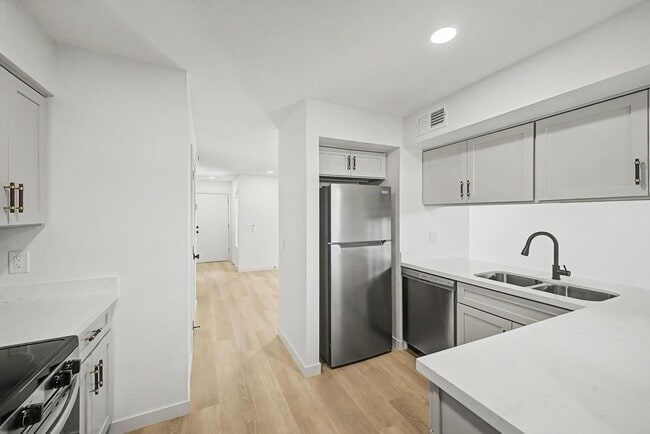 Foto del edificio - South Tempe 3BR Townhome w/ Private Yard, W/D & Parking