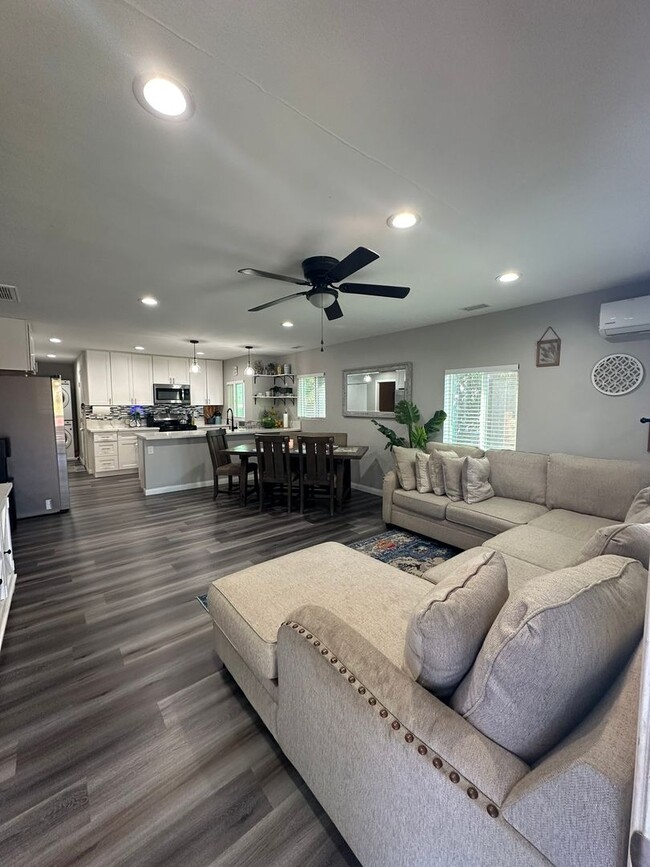 Building Photo - Inviting 3-Bedroom | 2-Bathroom Home in Na...