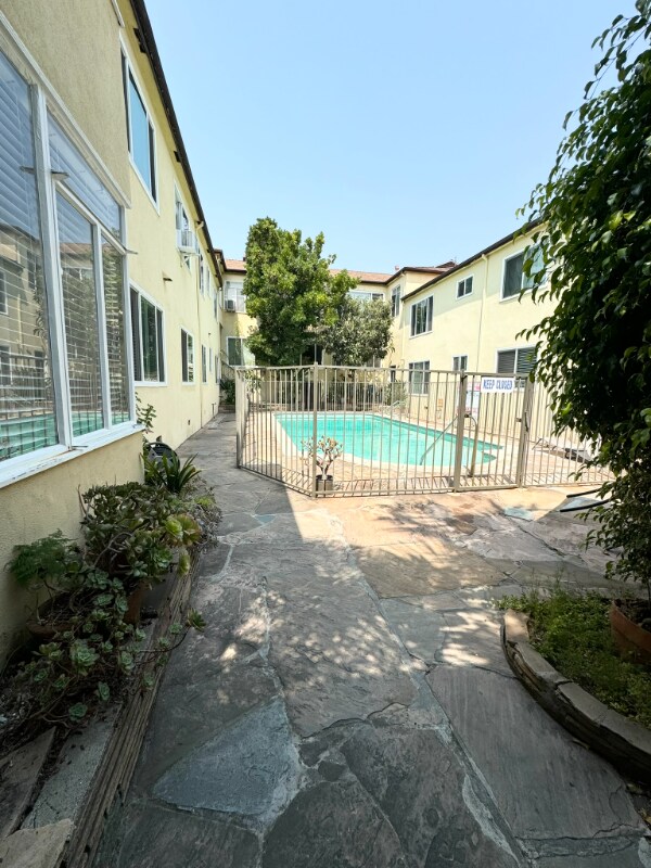 Foto del edificio - 905 N Sweetzer Ave